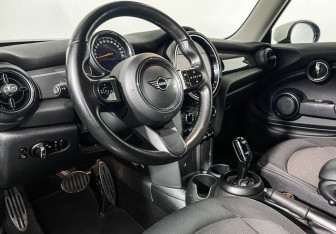 Подержанный автомобиль MINI Hatch 2021 года (13 фото)