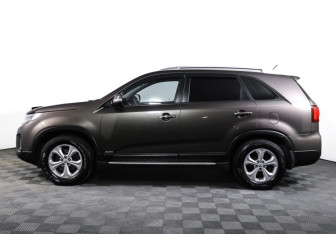 Подержанный автомобиль Kia Sorento 2016 года (8 фото)