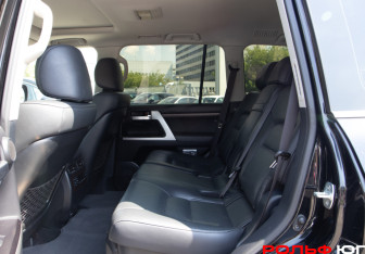 Подержанный автомобиль Toyota Land Cruiser Suv 2018 года (8 фото)