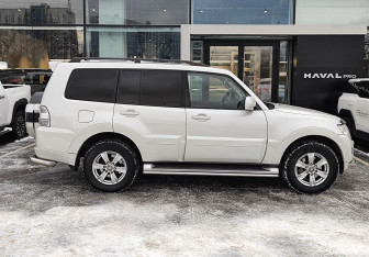 Подержанный автомобиль Mitsubishi Pajero 2015 года (4 фото)