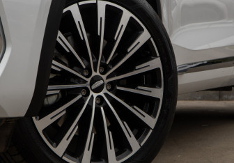 Подержанный автомобиль Geely Monjaro 2025 года (31 фото)