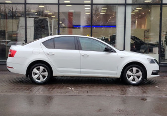 Подержанный автомобиль Skoda Octavia Liftback 2019 года (4 фото)