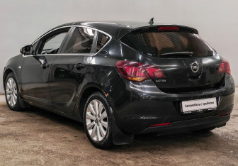 Подержанный автомобиль Opel Astra Hatchback 2011 года (7 фото)