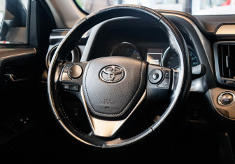 Подержанный автомобиль Toyota RAV4 2015 года (24 фото)