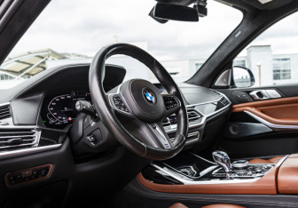 Подержанный автомобиль BMW X7 2019 года (10 фото)
