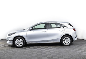 Подержанный автомобиль Kia Ceed Hatchback 2022 года (3 фото)