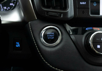 Подержанный автомобиль Toyota RAV4 2018 года (13 фото)