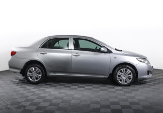 Подержанный автомобиль Toyota Corolla Sedan 2007 года (4 фото)