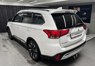 Подержанный автомобиль Mitsubishi Outlander 2021 года (6 фото)