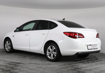 Подержанный автомобиль Opel Astra Sedan 2013 года (4 фото)