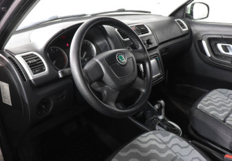 Подержанный автомобиль Skoda Fabia Hatchback 2010 года (9 фото)