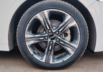 Подержанный автомобиль Kia K5 2023 года (15 фото)