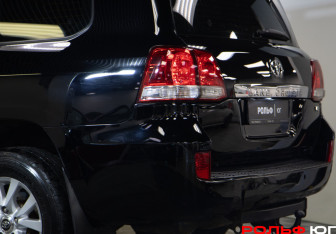 Подержанный автомобиль Toyota Land Cruiser Suv 2010 года (25 фото)