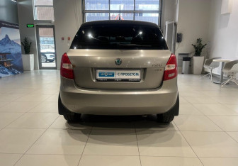 Подержанный автомобиль Skoda Fabia Hatchback 2011 года (5 фото)
