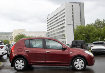 Подержанный автомобиль Renault Sandero 2011 года (3 фото)