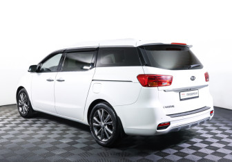 Подержанный автомобиль Kia Carnival 2020 года (7 фото)