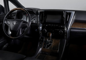 Подержанный автомобиль Toyota Alphard 2015 года (12 фото)