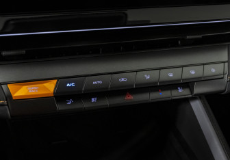 Подержанный автомобиль Changan UNI-V 2023 года (18 фото)