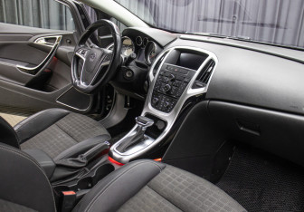Подержанный автомобиль Opel Astra Hatchback 2013 года (11 фото)