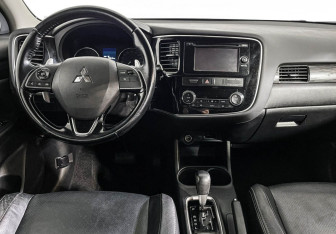 Подержанный автомобиль Mitsubishi Outlander 2015 года (12 фото)