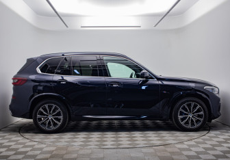 Подержанный автомобиль BMW X5 2021 года (6 фото)