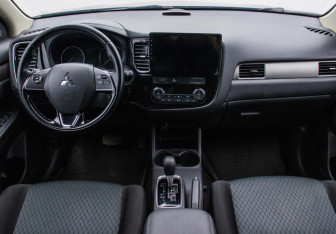 Подержанный автомобиль Mitsubishi Outlander 2015 года (13 фото)