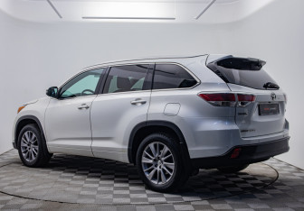 Подержанный автомобиль Toyota Highlander 2013 года (3 фото)