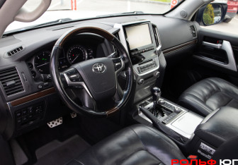 Подержанный автомобиль Toyota Land Cruiser Suv 2021 года (11 фото)