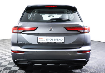 Подержанный автомобиль Mitsubishi Outlander 2022 года (6 фото)