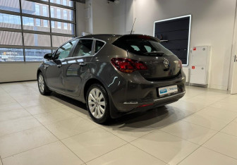 Подержанный автомобиль Opel Astra Hatchback 2013 года (7 фото)