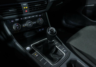 Подержанный автомобиль Volkswagen Jetta Sedan 2020 года (12 фото)