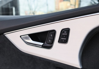 Подержанный автомобиль Audi Q8 2021 года (20 фото)