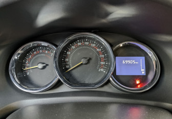 Подержанный автомобиль Renault Sandero 2016 года (16 фото)