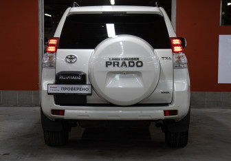 Подержанный автомобиль Toyota Land Cruiser Prado 2012 года (6 фото)