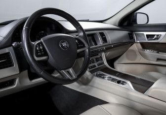 Подержанный автомобиль Jaguar XF Sedan 2014 года (14 фото)