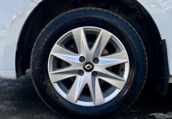 Подержанный автомобиль Renault Logan Sedan 2018 года (9 фото)