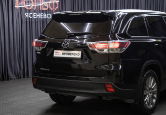 Подержанный автомобиль Toyota Highlander 2013 года (22 фото)
