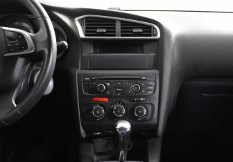 Подержанный автомобиль Citroen C4 Hatchback 2012 года (8 фото)