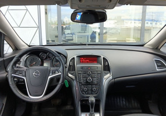 Подержанный автомобиль Opel Astra Sedan 2013 года (11 фото)
