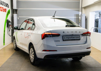 Подержанный автомобиль Skoda Rapid Liftback 2022 года (6 фото)