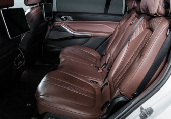 Подержанный автомобиль BMW X7 2020 года (10 фото)