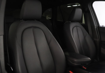 Подержанный автомобиль BMW X1 2022 года (16 фото)