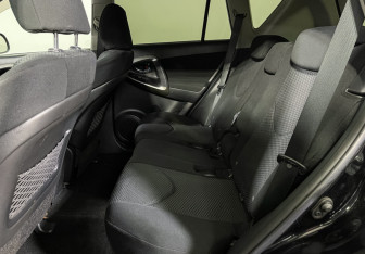 Подержанный автомобиль Toyota RAV4 2011 года (10 фото)