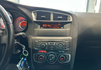 Подержанный автомобиль Citroen C4 Hatchback 2012 года (13 фото)