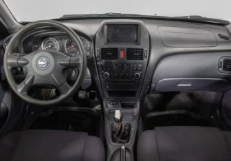 Подержанный автомобиль Nissan Almera Hatchback 2006 года (13 фото)