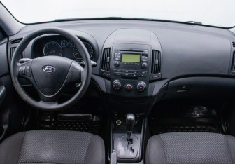 Подержанный автомобиль Hyundai i30 Hatchback 2010 года (13 фото)