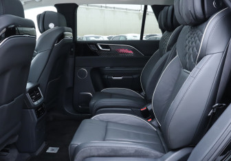 Подержанный автомобиль Hongqi E-HS9 2021 года (10 фото)