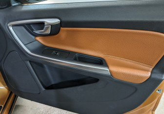 Подержанный автомобиль Volvo S60 2011 года (25 фото)