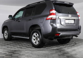 Подержанный автомобиль Toyota Land Cruiser Prado 2016 года (7 фото)