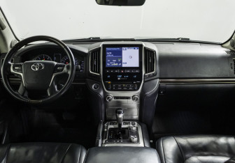 Подержанный автомобиль Toyota Land Cruiser Suv 2015 года (12 фото)